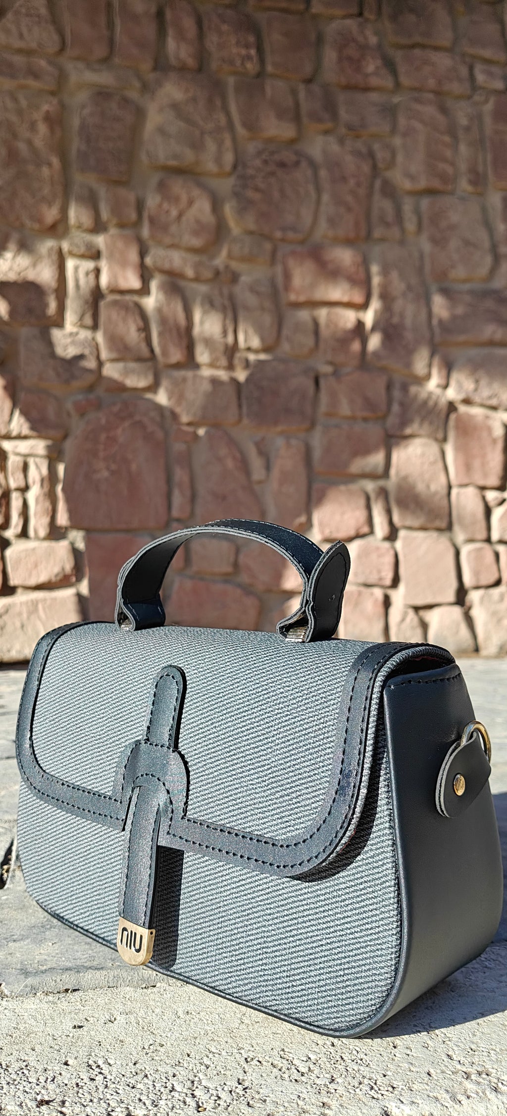 حقيبة نسائيةأنيقة و عصرية